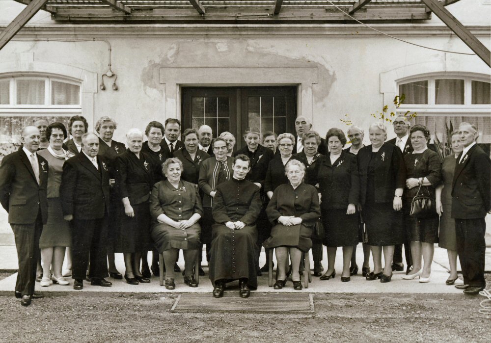 Feier mit Kaplan Istel 1950er